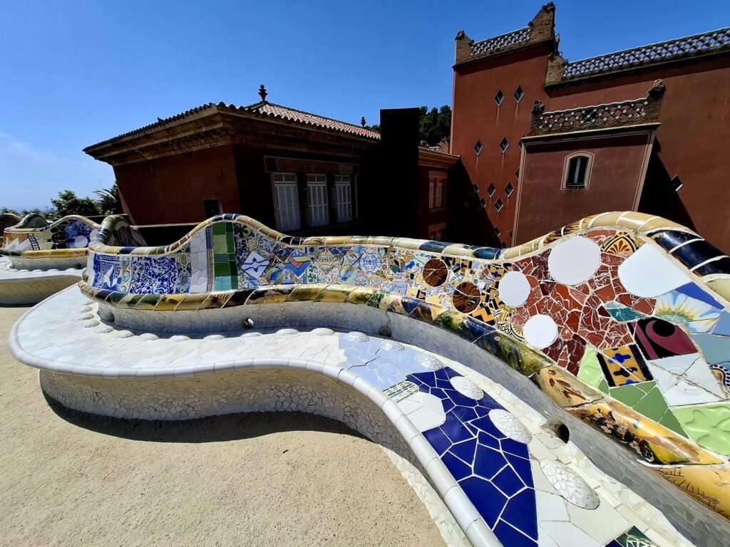 bancs en mosaïque du Park Güell à Barcelone