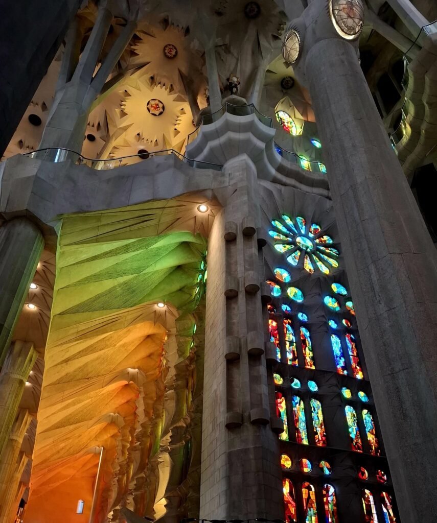 vitraux colorés de la Sagrada Família