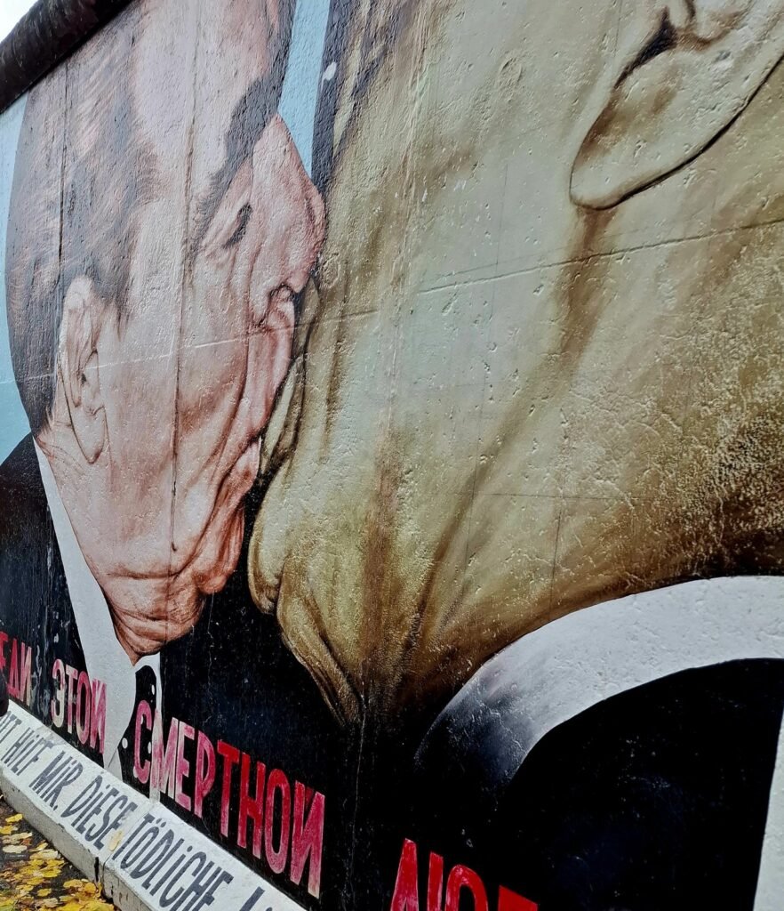 fresque du baiser sur le mur de Berlin