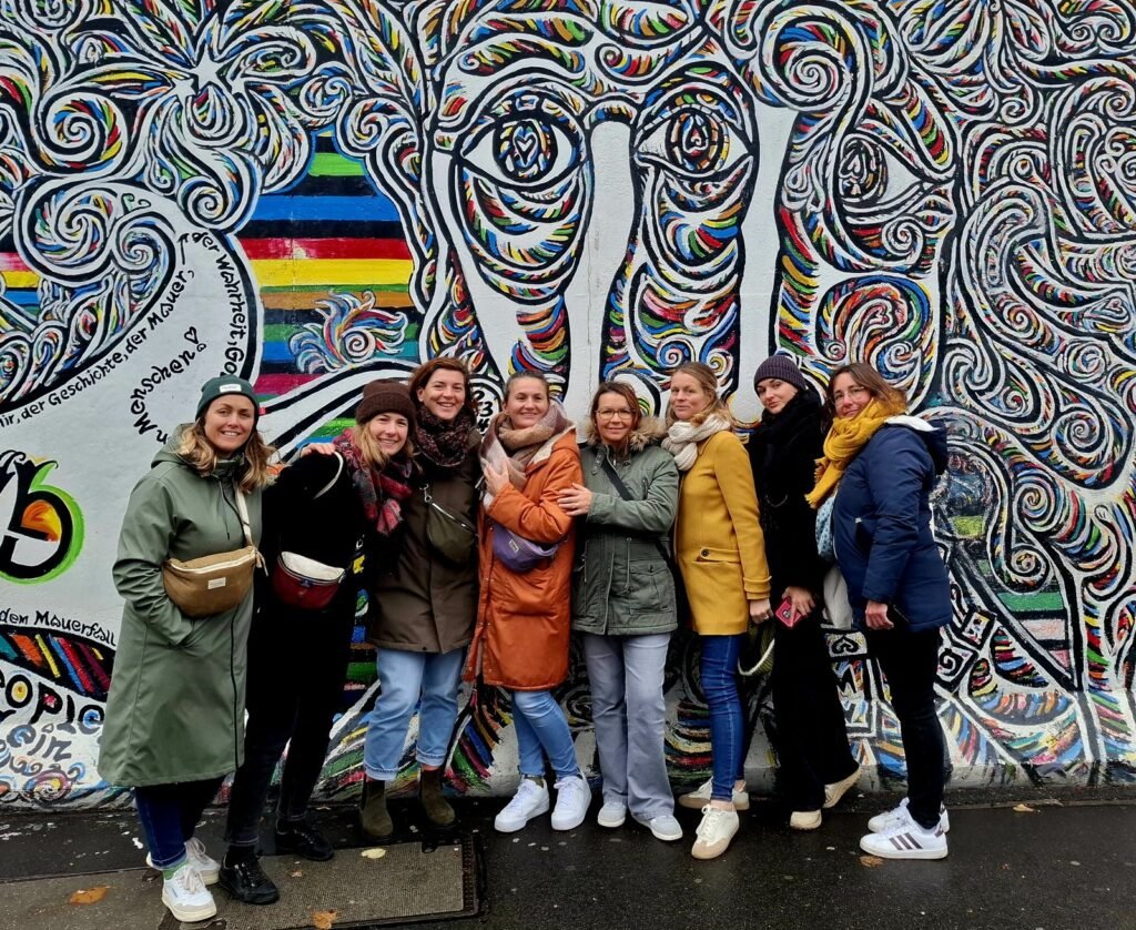 escapade entre amies devant l'East Side Gallery à Berlin