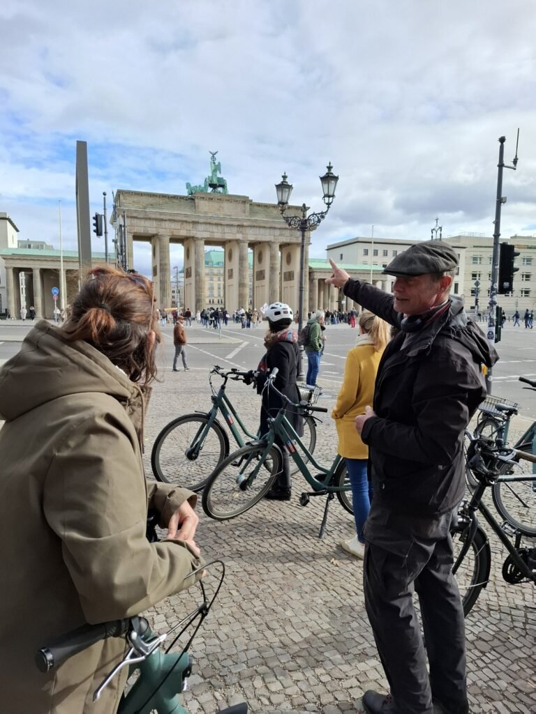 tour à vélo devant la porte de Brandebourg